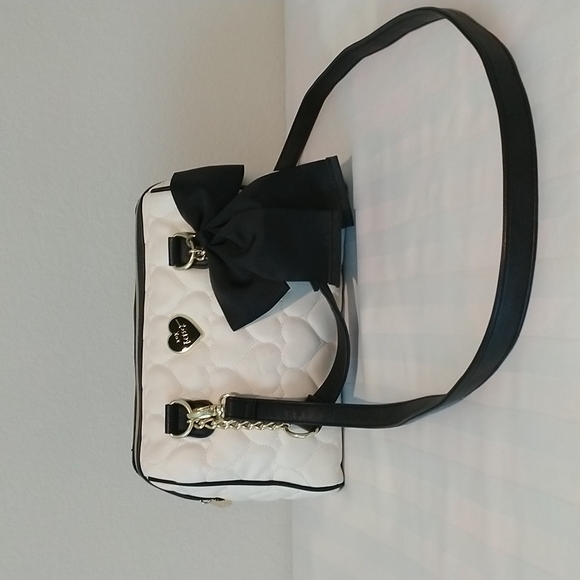 XOX BETSY JOHNSON PURSE Cream, Black, and Gold Heart Bag. - Picture 1 of 14